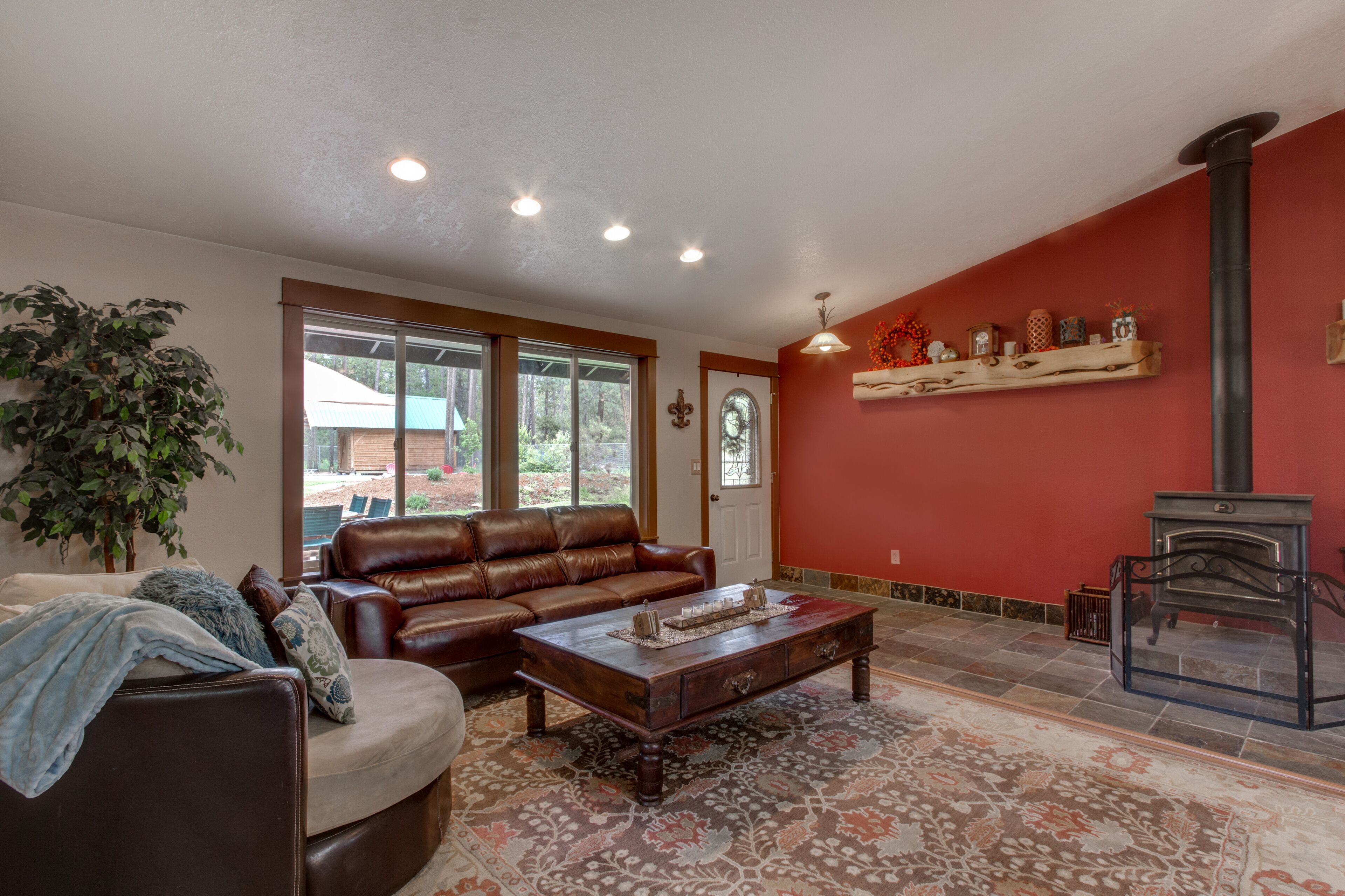 3,200 Square Foot Home / Hot Tub / Fully Fenced in Yard / Pet Friendly / Firepit