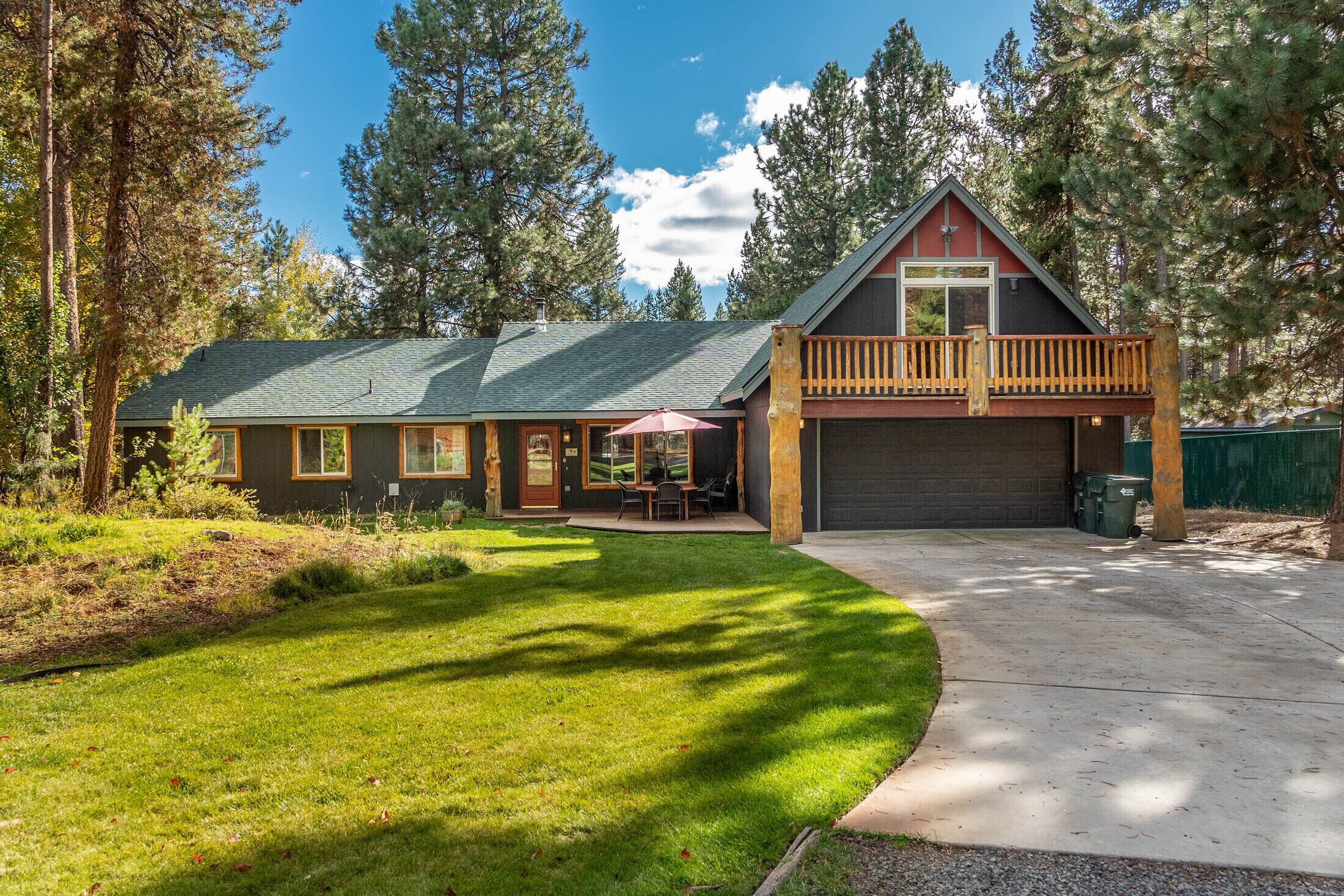 3,200 Square Foot Home / Hot Tub / Fully Fenced in Yard / Pet Friendly / Firepit