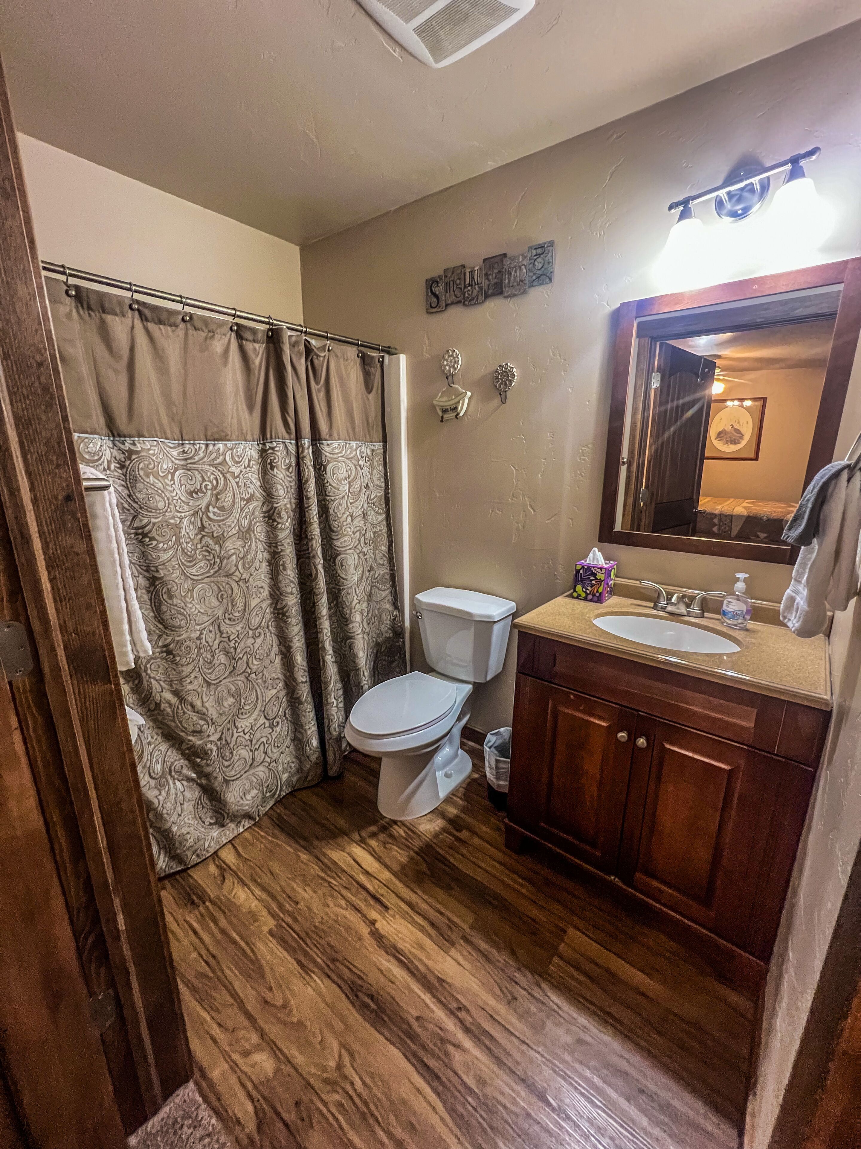 Duschwanne, Whirlpool, Handtücher, Toilettenpapier