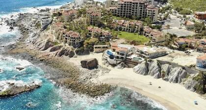 Ubicación, ubicación !! A pie de playa privada. Comunidad cerrada. Vistas y piscina!