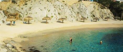 Perto da praia, espreguiçadeiras, toalhas de praia