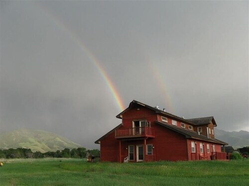 Beautiful Lodge on the Yellowstone River!