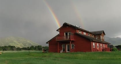 Beautiful Lodge on the Yellowstone River!