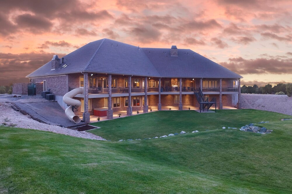 Family Reunion Lodge w/Pool, near Bryce & Zion Canyon - 13 Bed, 9 Bath, 40 acres
