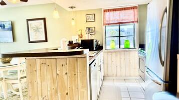 Coffee/tea maker, fridge, microwave, oven