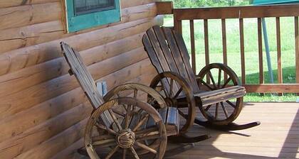 Peace & quiet just 5 minutes from Holly Creek Marina on Dale Hollow Lake!