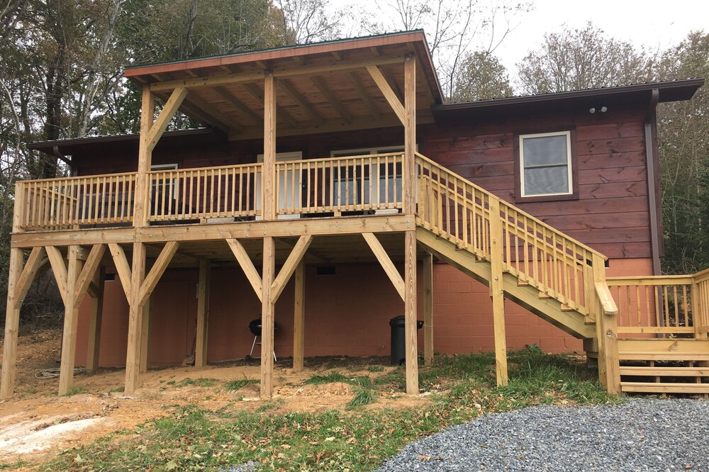 New Cabin on 12 Acres w/Hot Tub Right off the Blue Ridge Pkwy! Pastoral Bliss