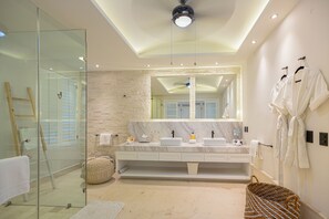 Een douche, een bubbelbad, handdoeken
