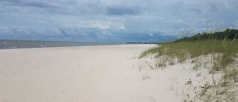 Perto da praia, espreguiçadeiras, toalhas de praia 