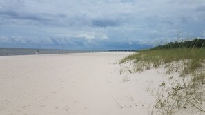 In Strandnähe, Liegestühle, Strandtücher