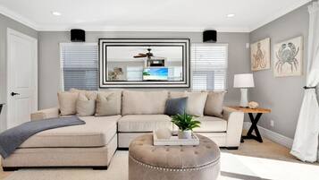 Smart TV, lareira, aparelho de som