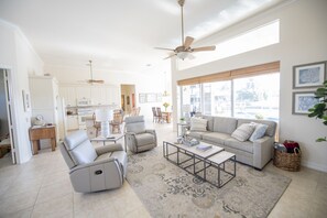 Smart-TV, DVD-spiller, bøker og stereoanlegg