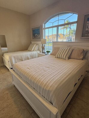 4 habitaciones, tabla de planchar con plancha, wifi y ropa de cama 