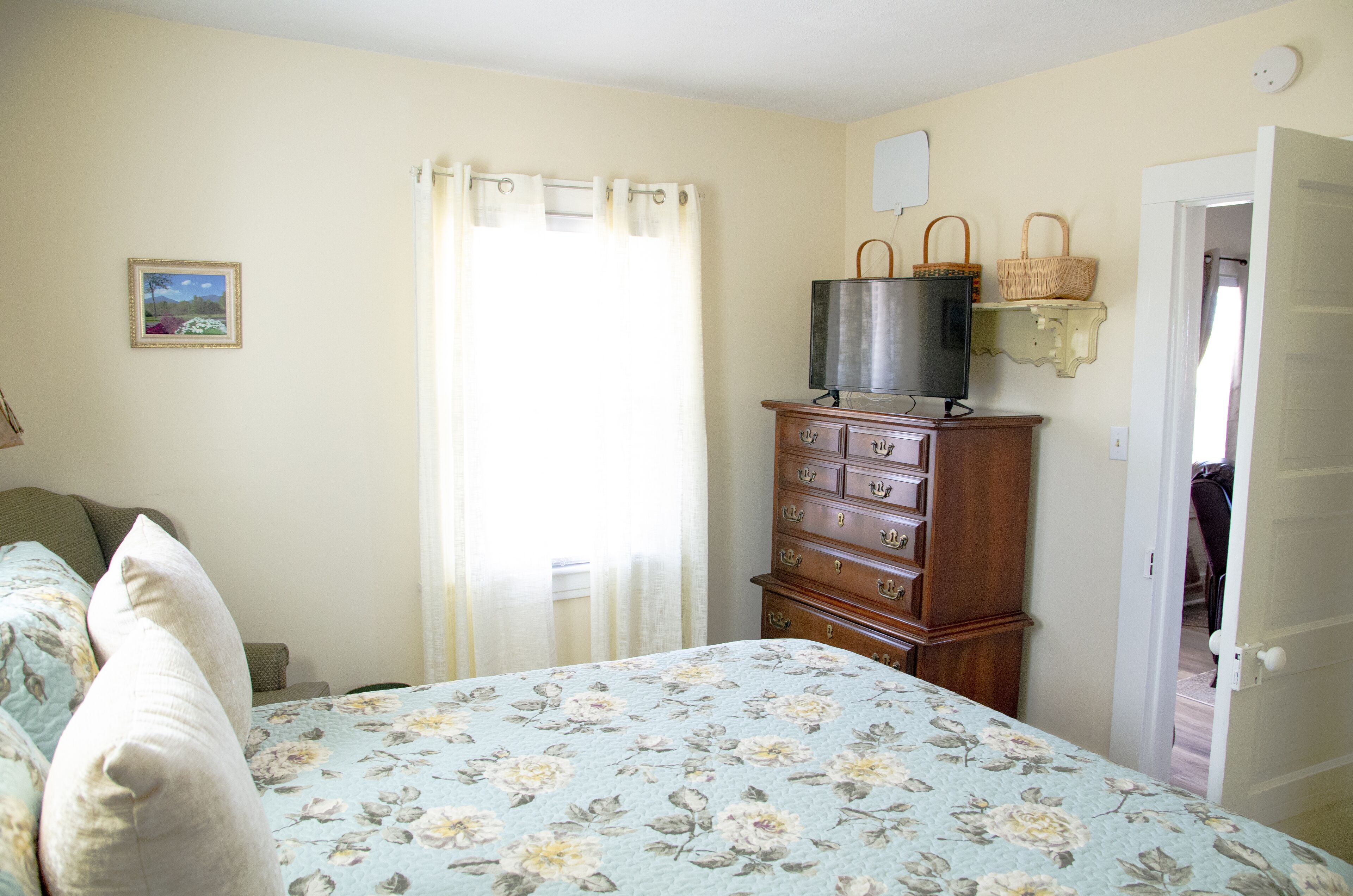 Quaint Cottage with Majestic Mountain Views - Close to Parkway & Lynchburg