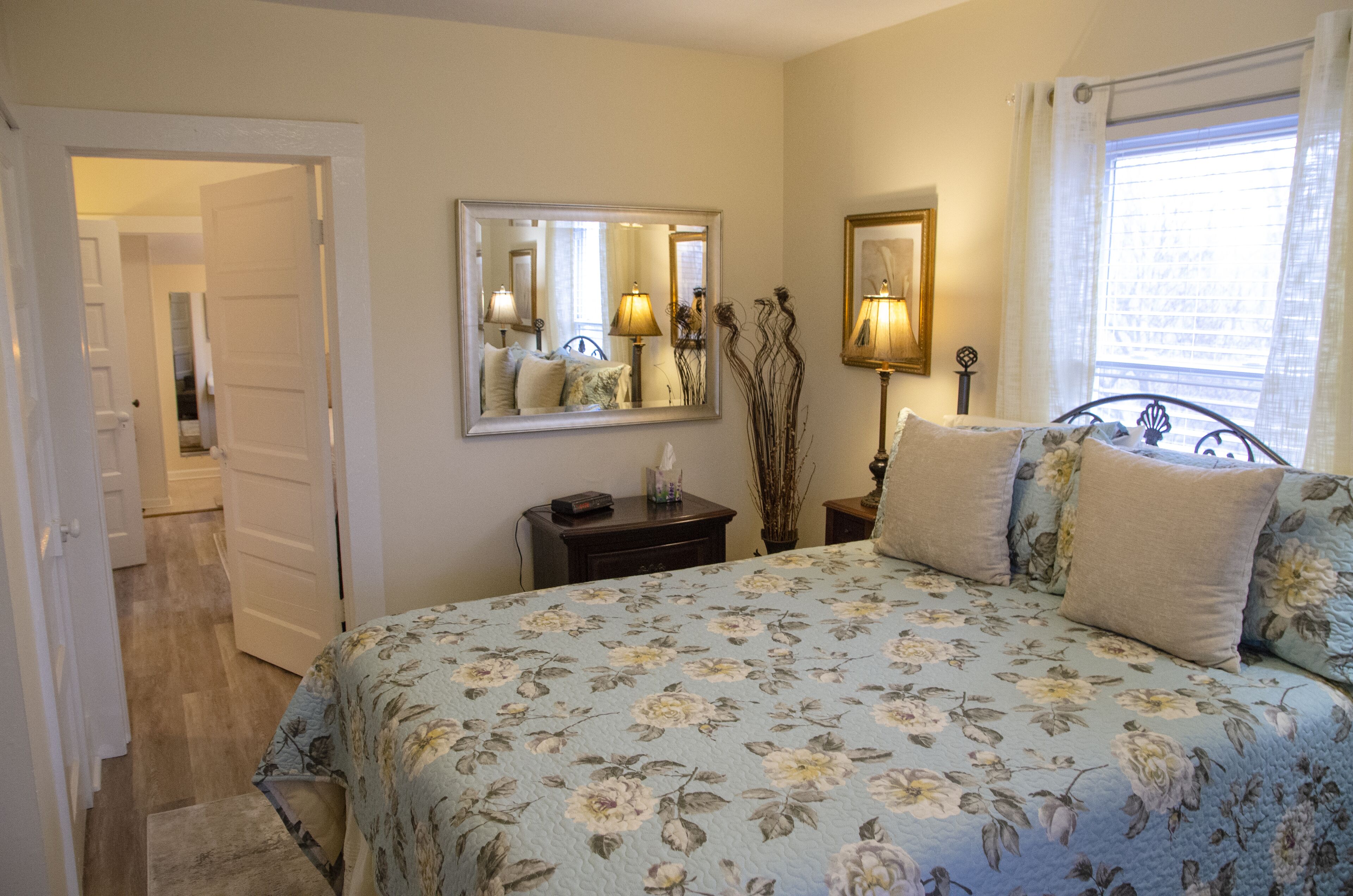 Quaint Cottage with Majestic Mountain Views - Close to Parkway & Lynchburg