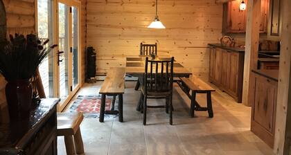 Executive Log Home ~ Bass Lk ~ 4BR + parvi / 3. 5BA ~ Sleeps24 Sauna / Peli Rm / Teatteri Rm / Baari