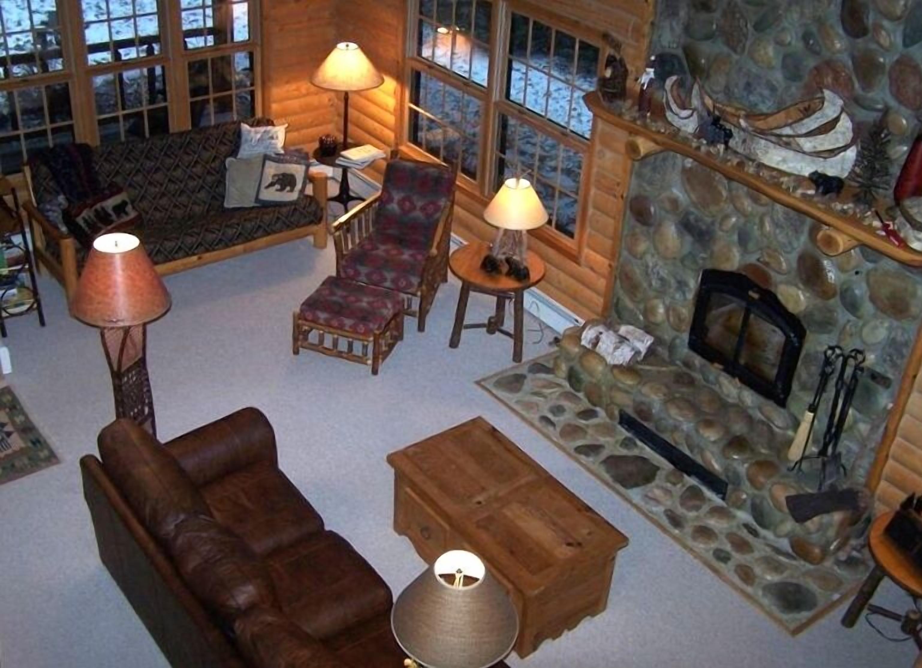 Executive Log Home~Bass Lk~4BR+Loft/3.5BA~Sleeps22 Sauna/Game Rm/Theater Rm/Bar