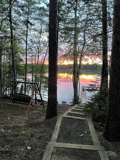 ExecLogHome~Bass Lk~4BR+Lft/3.5BA~Sauna/Game+TheaterRm/Bar/Row Boat/Pier w/Elec