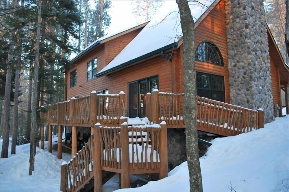 Executive Log Home~Bass Lk~4BR+Loft/3.5BA~Sleeps22 Sauna/Game Rm/Theater Rm/Bar