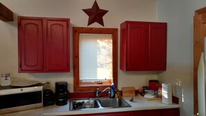 Fridge, microwave, stovetop, coffee/tea maker - Cozy Country Escape - Convenient to New Buffalo, Notre Dame & Amazon data center (New Carlisle)