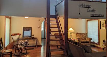 Cozy Country Escape - Convenient to New Buffalo, Notre Dame & Amazon data center
