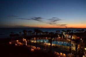 حمّام سباحة مُدفَّأ