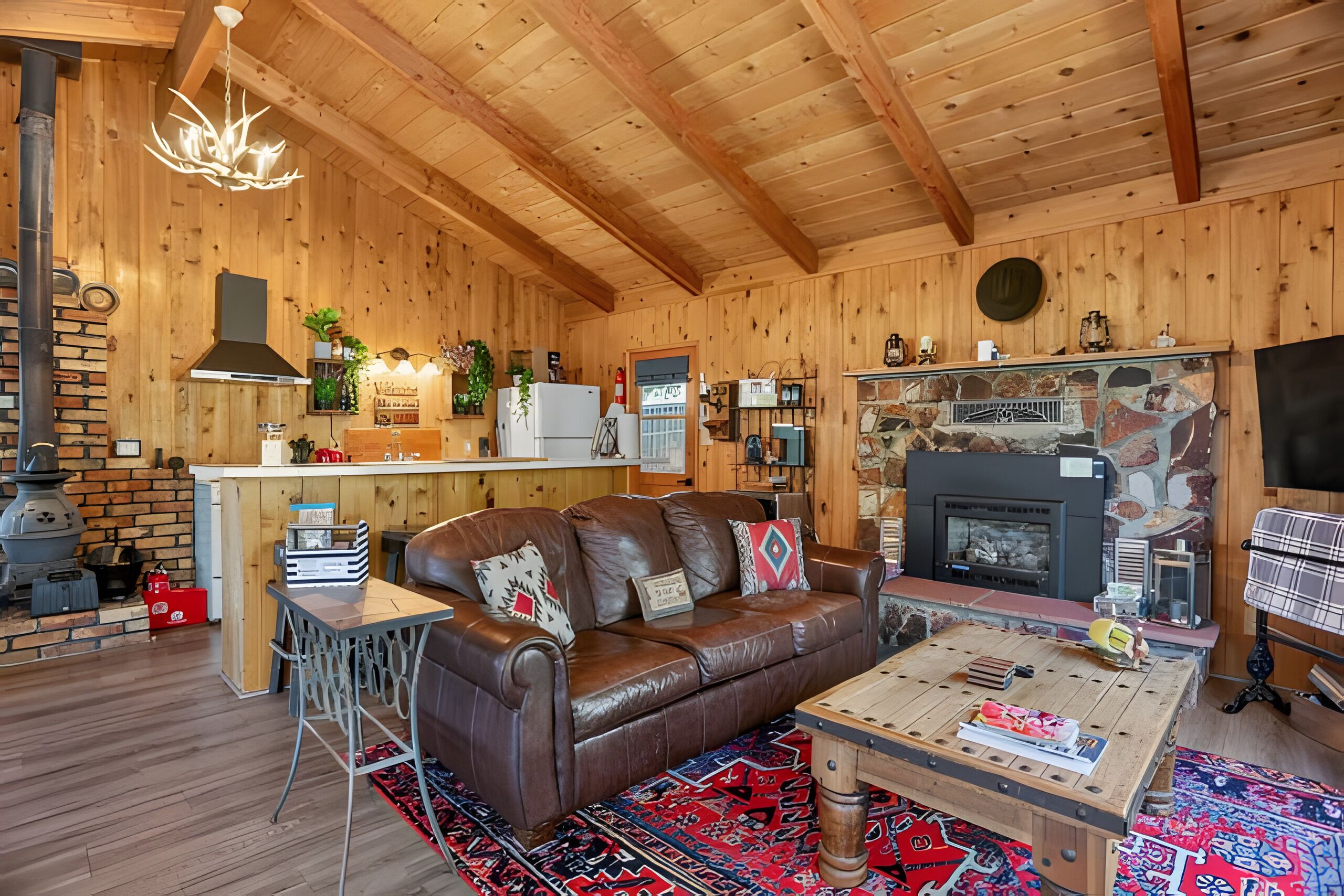 Smart-TV, Kamin, Bücher, Stereoanlage
