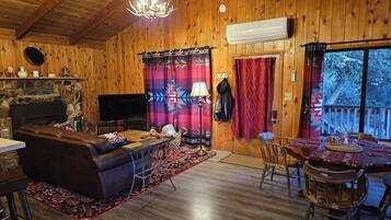 Smart TV, chimenea, libros, estéreo