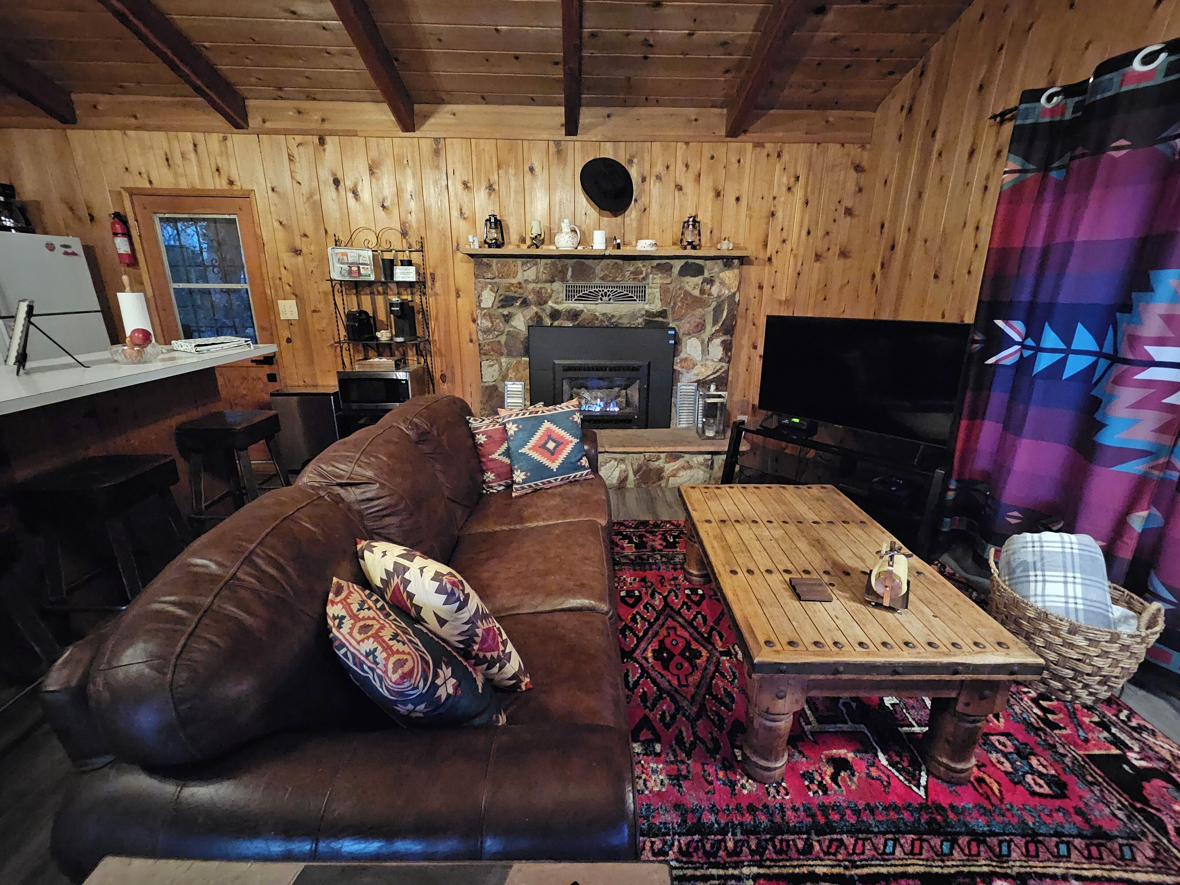 Smart TV, chimenea, libros, estéreo