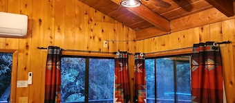 Pheasant Hill Cabin. Cozy and dog friendly.