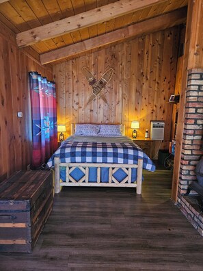 1 bedroom, free WiFi, bed sheets, wheelchair access - Pheasant Hill Cabin.  A cozy cabin and dog friendly. (Julian)