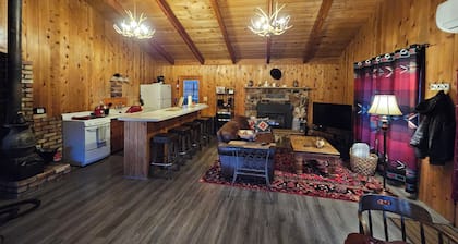 Pheasant Hill Cabin. A cozy cabin and dog friendly.