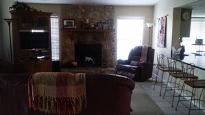TV, fireplace, DVD player, music library - Beautiful Lakefront in Perfect Location (Brandon)