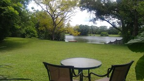 Outdoor dining - Beautiful Lakefront in Perfect Location (Brandon)