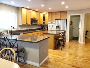 Fridge, microwave, oven, stovetop - 8 BR -- 4 Full Baths -- Sleeps 18 - Groups OK - 20 min to Denver or Boulder HUGE (Westminster)