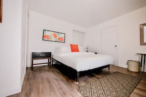 8 bedrooms, iron/ironing board, travel cot, free WiFi - 8 BR -- 4 Full Baths -- Sleeps 18 - Groups OK - 20 min to Denver or Boulder HUGE (Westminster)