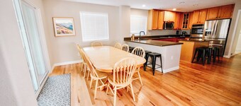 8 BR -- 4 Full Baths -- Sleeps 18 - Groups OK - 20 min to Denver or Boulder HUGE