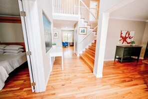 8 habitaciones, tabla de planchar con plancha y cuna de viaje 
