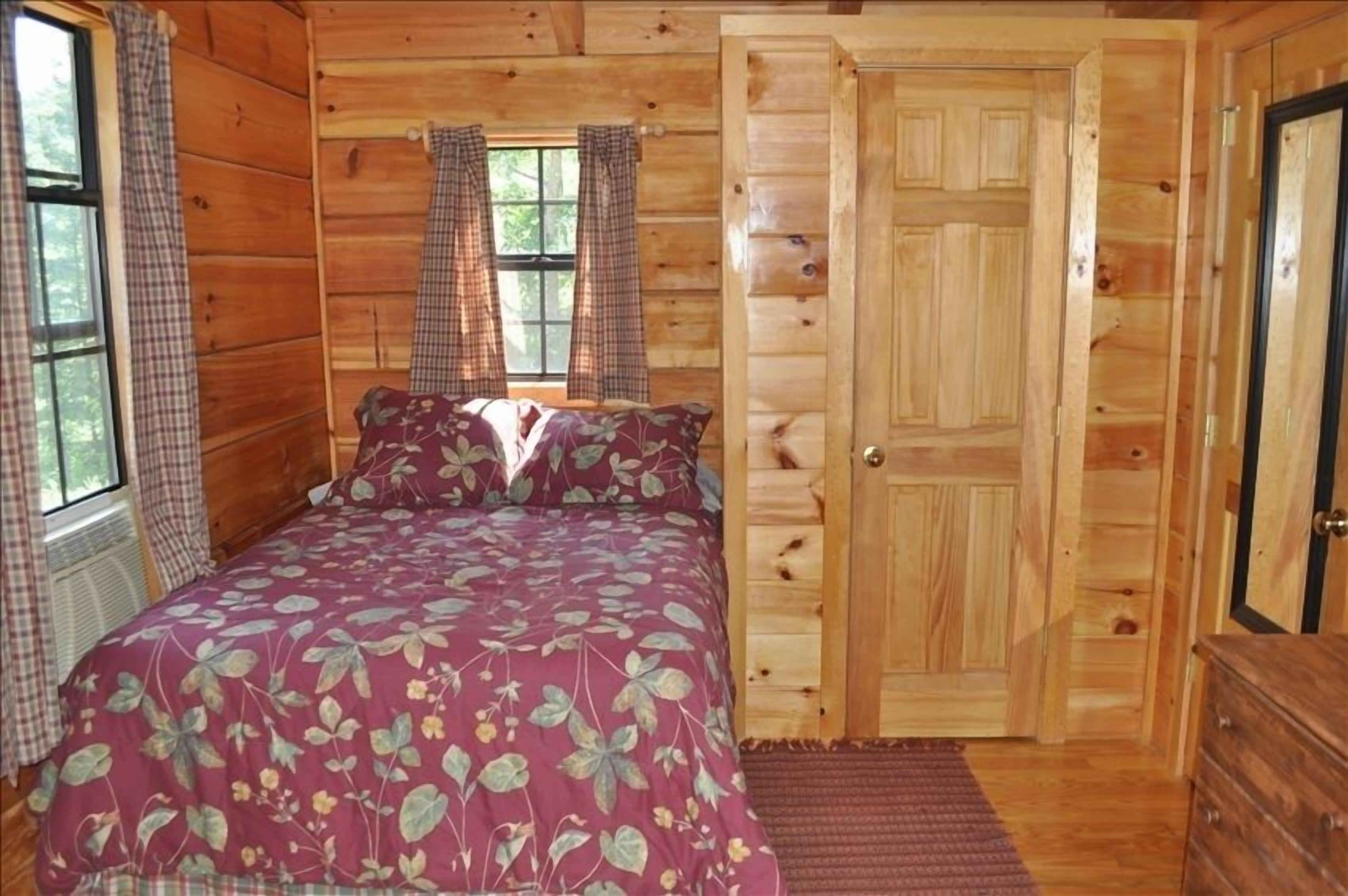 Cozy Cabin on Blue Ridge Pwy & MTS Trl with hot tub, only 15min from downtown 