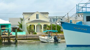 Ein Küstenhaus mit einem Boot in der Nähe.
