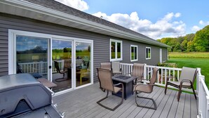 Una terraza con mobiliario exterior y una parrilla.