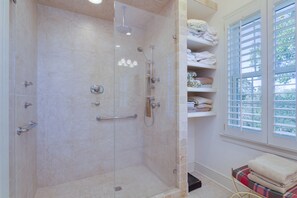 Combined shower/tub - Braeside Annex | Comfort Close to Boars Head & UVA (Charlottesville)