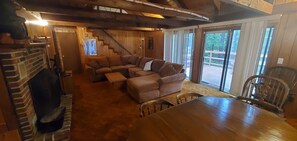 Smart TV, chimenea, tenis de mesa y monitor de computadora 