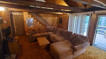 Smart TV, fireplace, ping pong, computer monitors