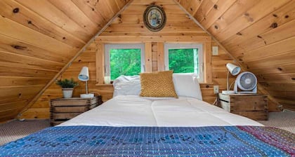 Find Fall Colors | Cabin + Hot Tub Near Parkway
