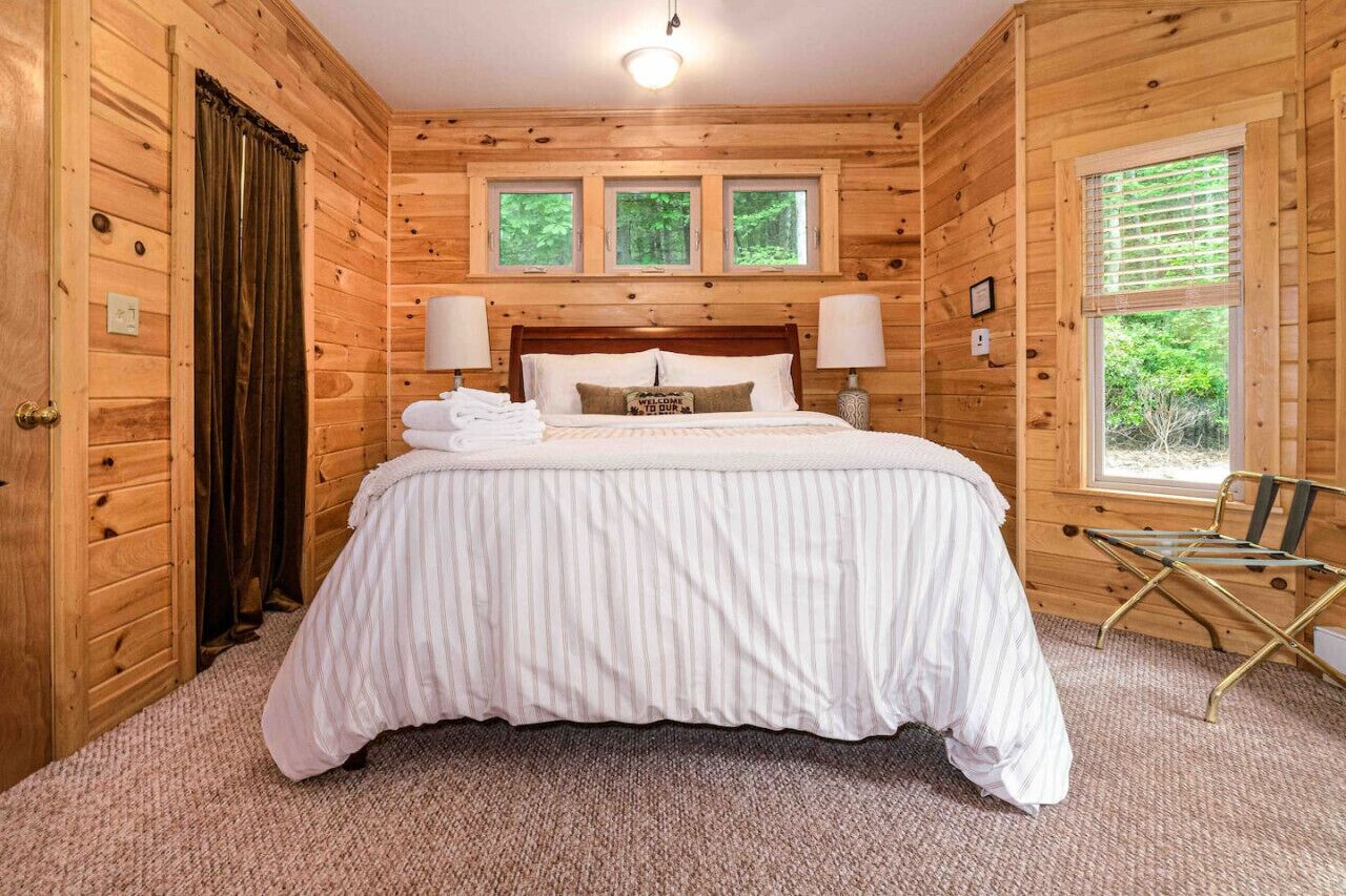 2 bedrooms, desk, iron/ironing board, travel crib