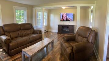 Smart TV, caminetto, libri, studio