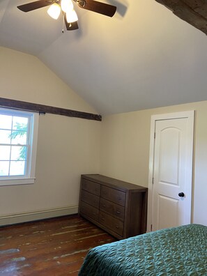 3 bedrooms, desk, WiFi, bed sheets