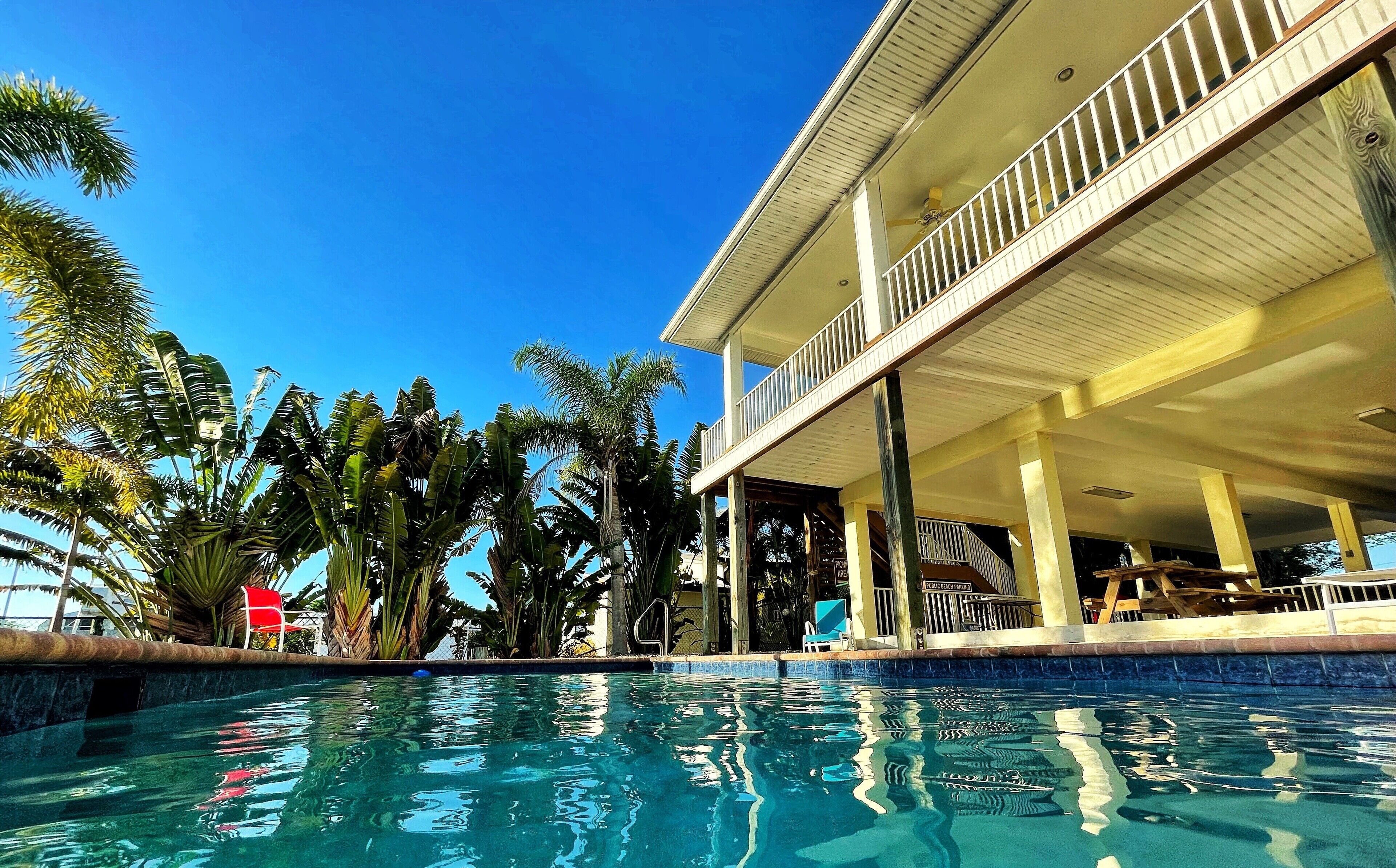 室  外泳池、暖水池