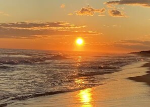 Beach nearby - Hamptons Getaway With Heated Pool, Har Tru Tennis, Built -in Grill, Bike Shed (Quogue)
